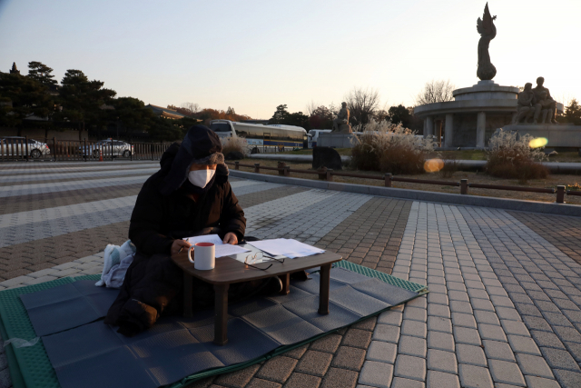 자유한국당 황교안 대표가 21일 오전 서울 청와대 분수대 앞에서 단식하고 있다. 연합뉴스