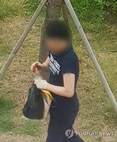 사건 당시 현장 폐쇄회로(CCTV)에 잡힌 정모(39)씨가 세제로 추정되는 물질이 묻은 고양이 사료를 준비하는 모습. 연합뉴스