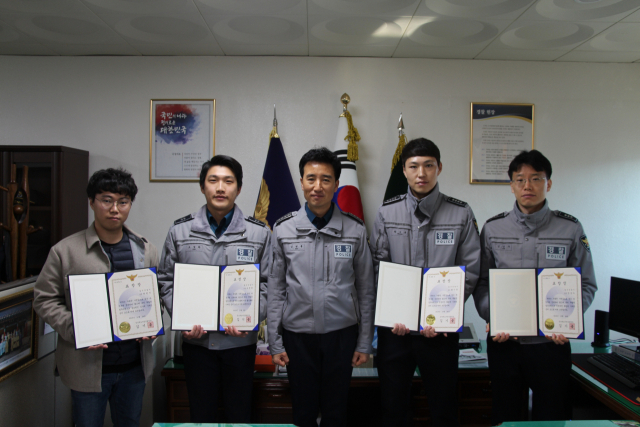 왼쪽부터 칠곡경찰서 왜관지구대 최원석 순경, 석적지구대 조명환 순경, 김형률 칠곡경찰서장, 북삼지구대 황기훈 경사, 가산파출소 김상우 경장. 칠곡경찰서 제공