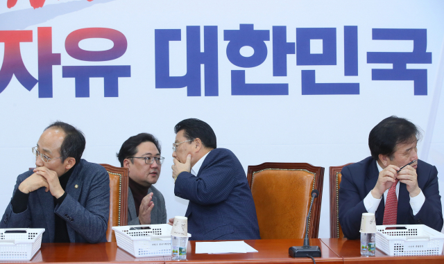 자유한국당 총선기획단장인 박맹우 사무총장(가운데)이 21일 국회에서 열린 전략회의에서 공보실장과 대화를 나누고 있다. 왼쪽부터 자유한국당 추경호 전략기획부총장, 박 사무총장, 이진복 총선기획단 총괄팀장. 연합뉴스