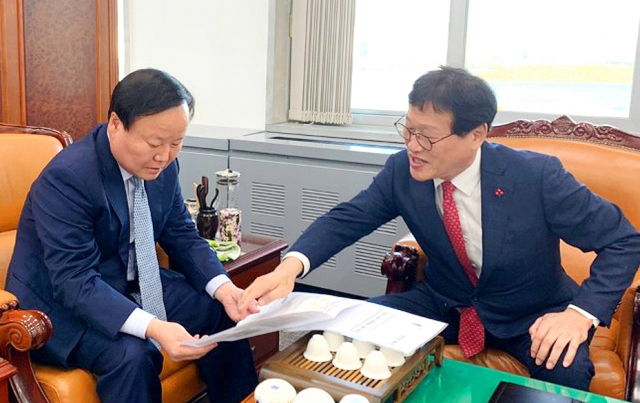 김대권 대구 수성구청장(오른쪽)이 김재원(왼쪽) 국회 예산결산특별위원장을 만나 내년도 수성구청 예산안을 설명하고 있다. 수성구청 제공.