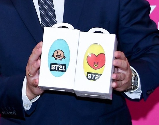 권 시장 대구 출신 BTS 슈가•뷔 캐릭터 기념품 폴란드 카토비체 시장에 전달. 권영진 대구시장 페이스북