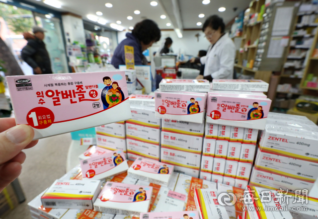 사람 구충제 성분 알벤다졸이 항암에 효과가 있다는 소문이 인터넷 커뮤니티를 통해 빠르게 확산되면서, 22일 대구시내 한 약국을 찾은 시민들이 알벤다졸 구충제를 대량 구입하거나 항암효과에 대한 문의가 늘고 있다. 정운철 기자 woon@imaeil.com