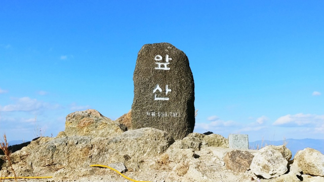 앞산 정상부 정비사업으로 설치된 계단식 데크. 대구시 제공.