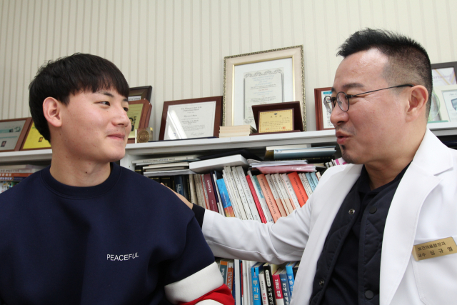 임창원(왼쪽·구미대 보건의료행정과 2년) 학생이 지도교수인 심규열 학과장과 취업 성공의 기쁨을 나누고 있다. 구미대 제공