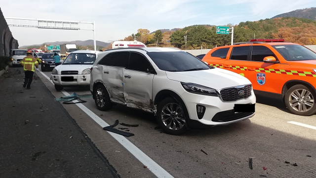 23일 오후 12시 24분 경부고속도로 하행선 동대구분기점에서 2km 떨어진 지점에서 화물차와 승합차 등 6대가 추돌하는 사고가 발생했다. 동부소방서 제공