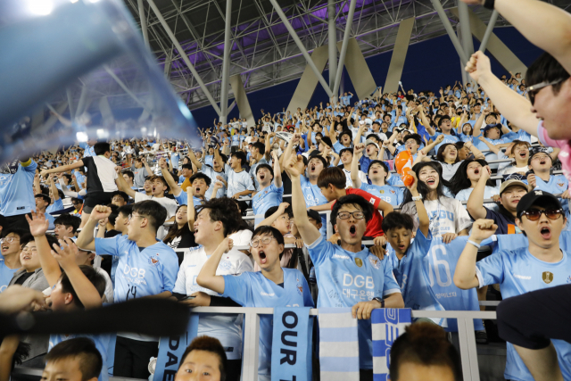 대구FC 흥행에 가속도가 붙고 있다. 이번 시즌 무려 8차례(ACL 1회 포함)나 매진을 기록한 대구FC가 내달 1일 서울전을 앞두고 최단기간 매진 달성에 성공했다. 대구FC 제공.