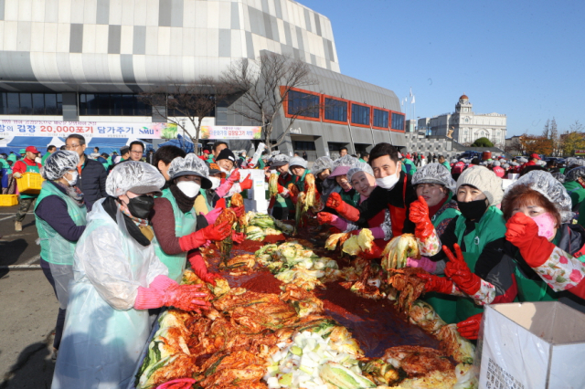 포항시새마을회가 주축이 돼 사랑의 김장담그기 행사가 펼쳐지고 있다. 포항시 제공