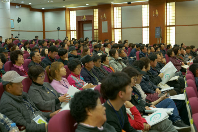 대전 KT인재개발원에 도착한 시민참여단이 관계자 설명에 귀를 기울이고 있다. 대구시 제공
