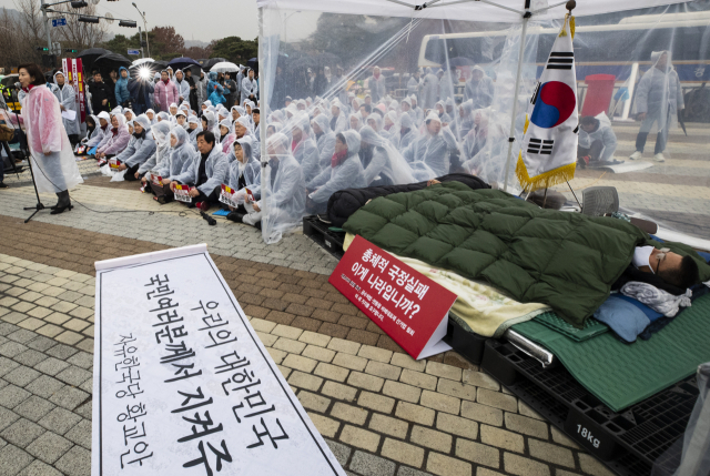 24일 오후 황교안 대표가 단식 중인 청와대 앞 분수대 광장에서 열린 자유한국당 비상 의원총회에서 나경원 원내대표가 발언하고 있다. 연합뉴스