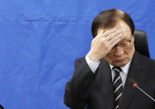더불어민주당 이해찬 대표가 22일 오전 서울 여의도 국회 의원회관에서 열린 확대간부회의에서 잠시 생각에 잠겨 있다. 연합뉴스
