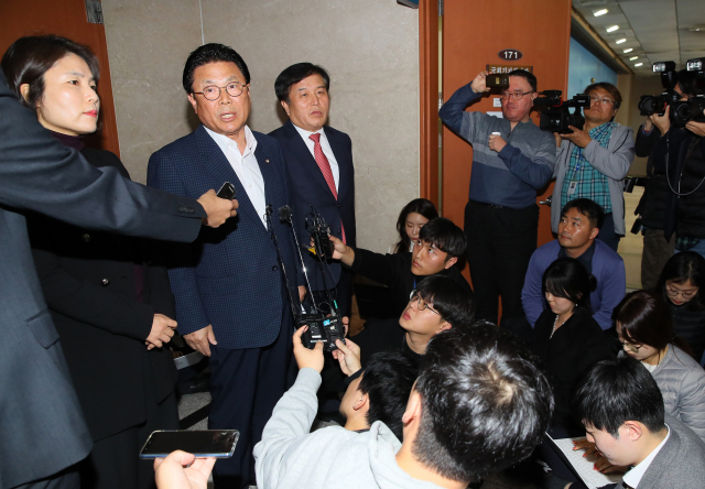 자유한국당 총선기획단장이 박맹우 사무총장(가운데), 이진복 총괄팀장(오른쪽), 전희경 의원이 21일 국회 정론관에서 현역의원 3분의 1 이상 공천 컷오프 추진 등 내년 총선 내년 총선 물갈이 폭과 기준 등에 관해 설명하고 있다. 연합뉴스