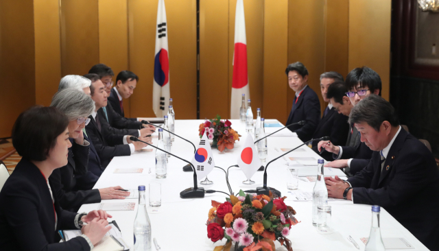 주요 20개국(G20) 외교장관회의에 참석한 강경화 외교부 장관이 23일 일본 나고야관광호텔에서 모테기 도시미쓰(茂木敏充) 일본 외무상과 회담하고 있다. 이날 회담에서 강 장관은 한일군사정보보호협정 협정 종료 
