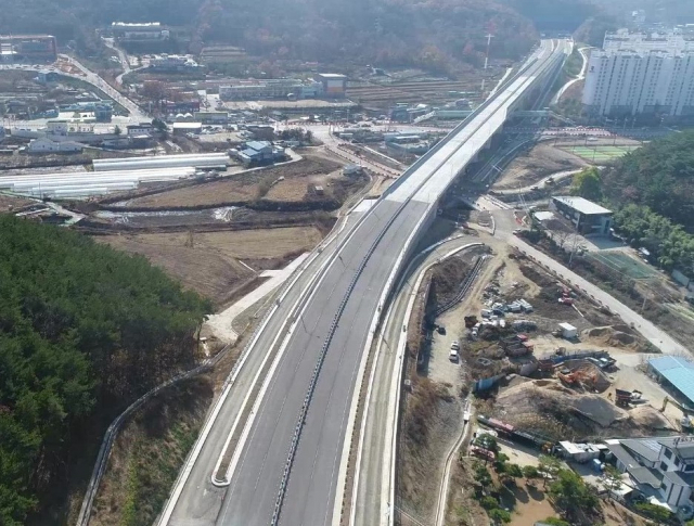 경북 구미시가 동서와 남북을 연결하는 도로망 구축으로 도심 교통체증을 획기적으로 해소할 예정이다. 사진은 구미순환도로 공사 현장. 구미시 제공
