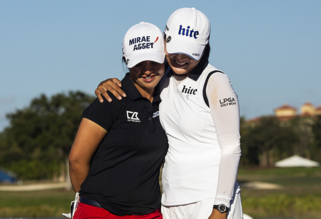 25일 미국 플로리다주 네이플스에서 끝난 LPGA 투어 2019시즌 최종전 CME 그룹 투어 챔피언십(총상금 500만달러)에서 고진영이 우승한 김세영을 안아주고 있다. AP연합뉴스