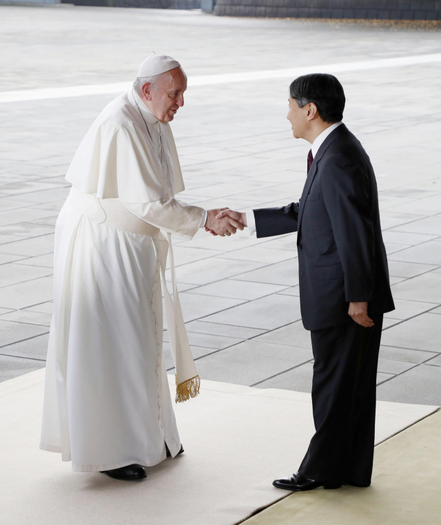 프란치스코 로마 가톨릭 교황이 일본 방문 사흘째인 25일 오전 도쿄 왕궁을 방문해 나루히토(德仁) 일왕의 영접을 받고 있다. 교황이 일본 왕궁을 찾은 것은 1981년 요한 바오로 2세 교황의 방일 때에 이어 38년 만이다. 연합뉴스