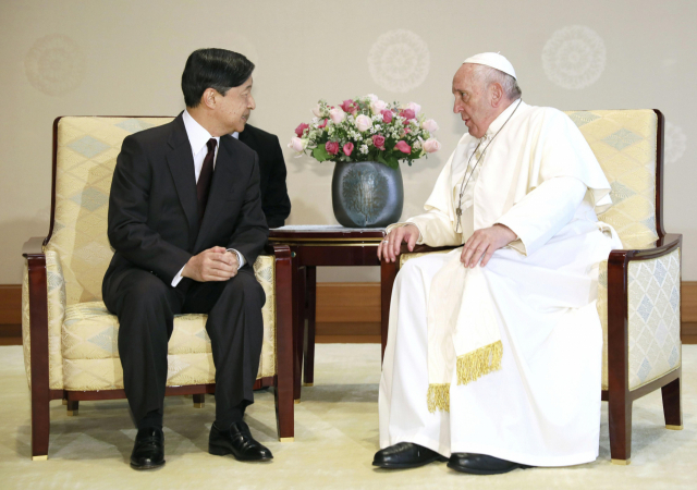 프란치스코 로마 가톨릭 교황이 일본 방문 사흘째인 25일 오전 도쿄 왕궁을 방문해 나루히토(德仁) 일왕과 면담하고 있다. 교황이 일본 왕궁을 찾은 것은 1981년 요한 바오로 2세 교황의 방일 때에 이어 38년 만이다. 연합뉴스