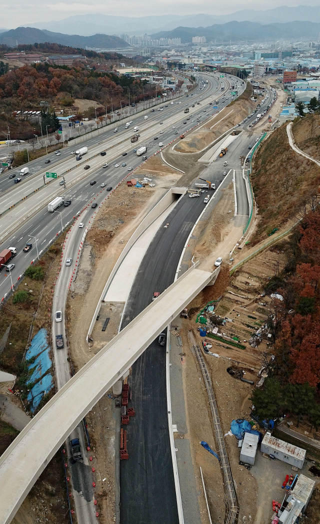26일 대구 달서구 용산동 도시고속도로 진출로 공사가 3년째 계속되고 있다. 김영진 기자 kyjmaeil@imaeil.com