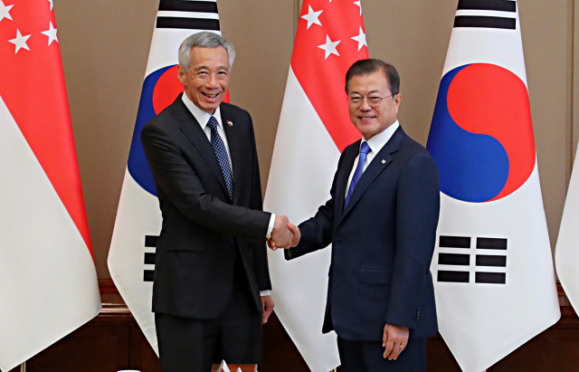 문재인 대통령이 23일 오전 청와대에서 리셴룽(李顯龍) 싱가포르 총리와 정상회담에 앞서 악수하고 있다. 리셴룽 총리는 오는 25∼27일 부산에서 열리는 한·아세안 특별정상회의와 제1차 한·메콩 정상회의 참석차 공식방한했다. 연합뉴스