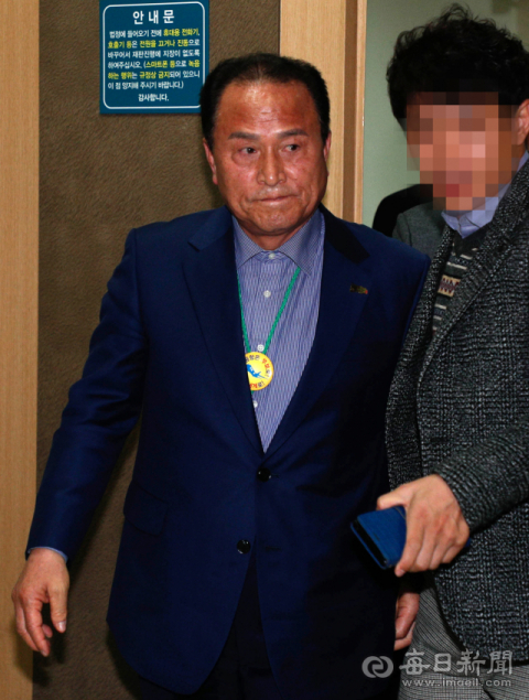 뇌물수수 혐의를 받고 있는 김영만 군위군수가 대구지법에서 구속 전 피의자 심문을 마친 뒤 법정을 나서고 있다.