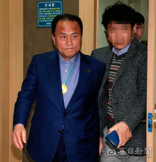 뇌물수수 혐의를 받고 있는 김영만 군위군수가 25일 대구지법에서 구속 전 피의자 심문을 마친 뒤 법정을 나서고 있다. 우태욱 기자 woo@imaeil.com