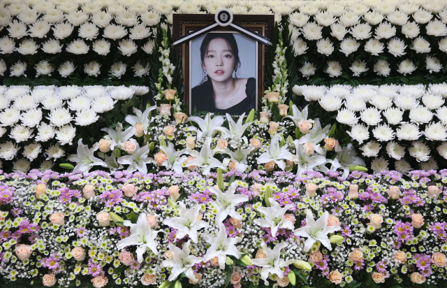 가수 구하라의 빈소가 25일 오후 서울성모병원 장례식장에 마련됐다. 이곳은 팬들을 위한 빈소로 가족과 지인을 위한 빈소는 다른 병원에 마련됐다. 연합뉴스