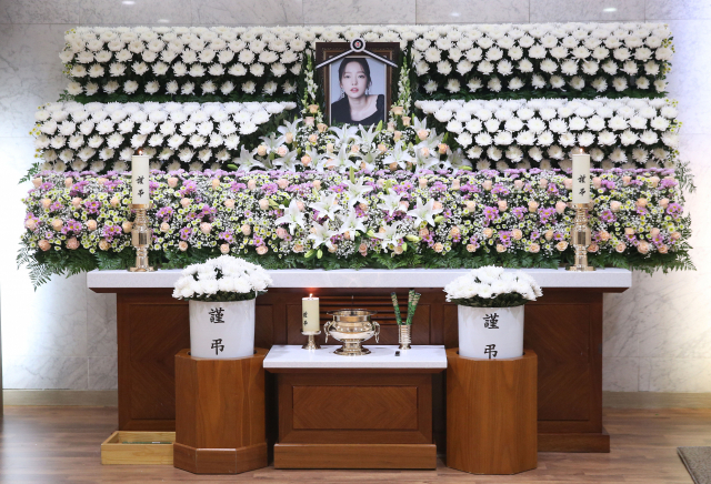 가수 구하라의 빈소가 25일 오후 서울성모병원 장례식장에 마련됐다. 이곳은 팬들을 위한 빈소로 가족과 지인을 위한 빈소는 다른 병원에 마련됐다. 연합뉴스