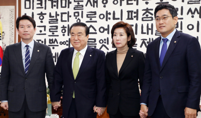 더불어민주당 이인영 원내대표(왼쪽부터), 문희상 국회의장, 자유한국당 나경원, 바른미래당 오신환 원내대표가 25일 국회 의장실에서 회동하고 있다. 연합뉴스