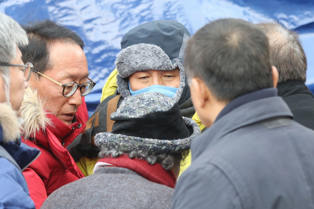 엿새째 단식 중인 자유한국당 황교안 대표가 새로 설치된 단식 천막으로 이동하기 위해 25일 서울 종로구 청와대 분수대 앞 원래 설치돼있던 천막을 나서고 있다. 연합뉴스