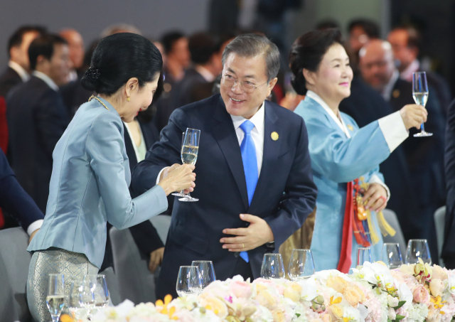 문재인 대통령이 25일 오후 부산 힐튼호텔에서 열린 2019 한·아세안 특별 정상회의 환영 만찬에서 건배하고 있다. 연합뉴스