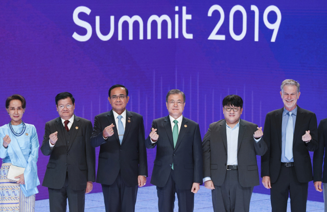 문재인 대통령이 25일 부산 벡스코 2전시장에서 열린 2019 한-아세안 특별 정상회의