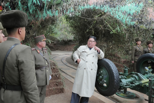 김정은 북한 국무위원장이 서부전선에 위치한 창린도 방어부대를 시찰했다고 조선중앙TV가 25일 보도했다. 사진은 조선중앙TV 화면 캡처로, 김 위원장이 해안포로 추정되는 장비를 살펴보고 있다. [국내에서만 사용가능. 재배포 금지. For Use Only in the Republic of Korea. No Redistribution] 연합뉴스
