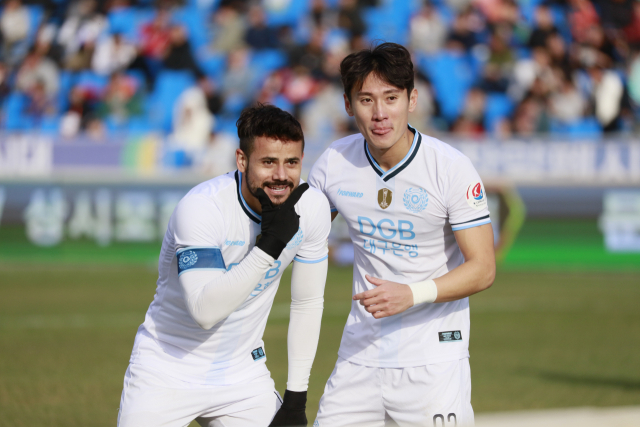 대구FC 세징야가 지난 23일 열린 하나원큐 K리그1 37라운드에서 올 시즌 K리그 두 번째 10-10 달성 선수에 등극한 후 세리머니를 펼치고 있다. 대구FC 제공.
