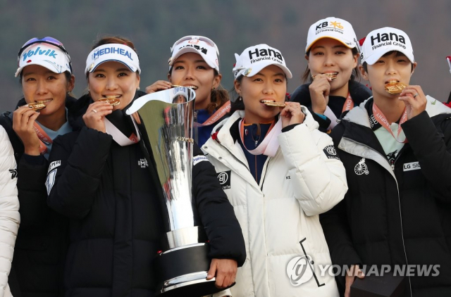 지난해 11월에 열린 오렌지라이프 챔피언스트로피 박인비 인비테이셔널에서 승리한 팀 LPGA 선수들이 우승을 자축하고 있다. 연합뉴스