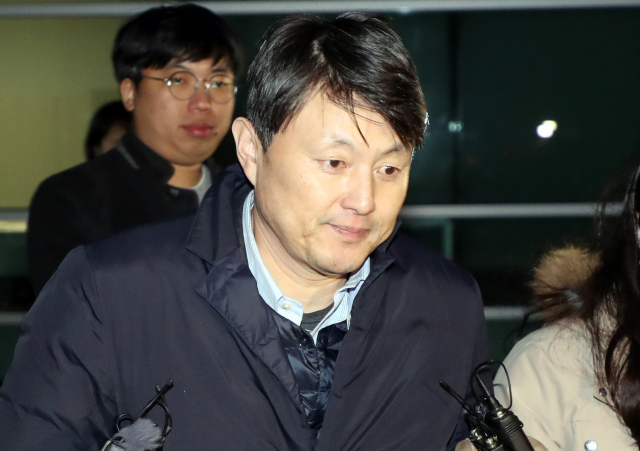 서울동부지검은 25일 금융위원회 재직 당시 업체들로부터 금품과 향응 등을 받은 혐의(뇌물수수·수뢰 후 부정처사 혐의)로 유재수 전 부산시 경제부시장에 대해 구속영장을 청구했다. 사진은 지난 22일 검찰 조사를 받고 귀가하는 유 전 부시장. 연합뉴스