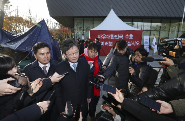 26일 오전 7일째 단식투쟁을 이어가고 있는 자유한국당 황교안 대표의 청와대 앞 농성장을 찾은 바른미래당 유승민 의원이 취재진 질문에 답하고 있다. 연합뉴스