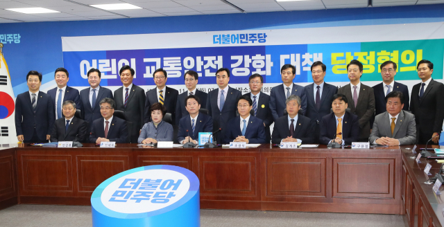 더불어민주당 이인영 원내대표, 민갑룡 경찰청장, 박백범 교육부 차관, 구윤철 기재2차관 등이 26일 국회 의원회관에서 열린 어린이 교통안전 강화 대책 당정협의를 갖고 있다. 연합뉴스