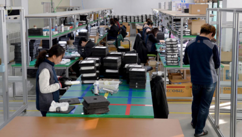 대구 상용근로자의 시간당 급여가 전국 최하위권인 것으로 나타났다. 대구 제3산업단지 근로자들이 제품을 생산하는 모습. 매일신문 DB