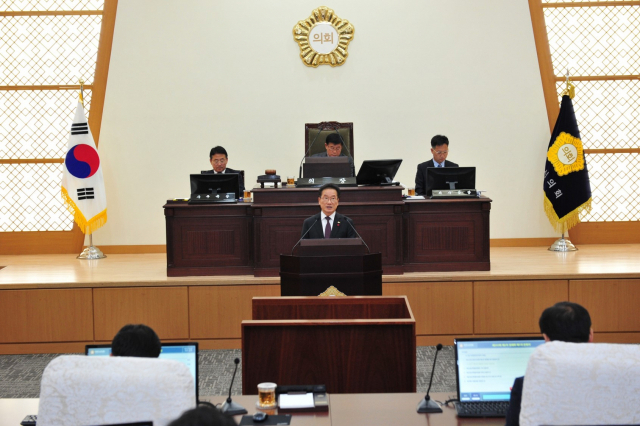 최기문 영천시장이 지난 25일 개회한 영천시의회 정례회에서 내년도 예산안 편성 방침 및 시정방향을 설명하고 있다. 영천시의회는 다음달 19일까지 열리는 정례회에서 내년도 예산안 심사 및 올해 행정사무감사 결과보고서 채택의 건 등을 의결 처리한다. 영천시 제공