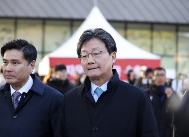 26일 오전 7일째 단식투쟁을 이어가고 있는 자유한국당 황교안 대표의 청와대 앞 농성장을 찾은 바른미래당 유승민 의원이 황 대표와 대화를 마친 후 농성장을 나서고 있다. 연합뉴스