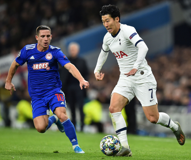 손흥민이 27일 영국 런던의 토트넘 홋스퍼 스타디움에서 열린 UEFA 챔피언스리그(UCL) 조별리그 B조 5차전 홈 경기에 출전해 올림피아코스(그리스)의 미드필더 다니엘 프로덴스와 볼을 다투고 있다. 손흥민은 후반 28분 역전 골을 어시스트해 최근 5경기 연속 공격포인트 행진을 이어갔다. 연합뉴스