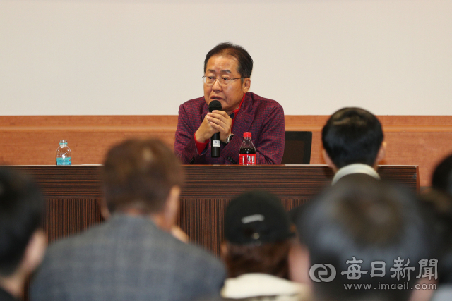 홍준표 전 자유한국당 대표가 27일 오후 영남대 정치행정대학 강의실에서 열린
