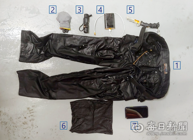 수색당국이 27일 0시 5분쯤 독도 해역 사고 헬기 동체가 발견된 곳에서 789ｍ 떨어진 지점에서 실종자 배혁 구조대원이 입었던 것으로 추정하는 바지와 소지품을 발견, 인양했다. 범정부현장수습지원단 제공