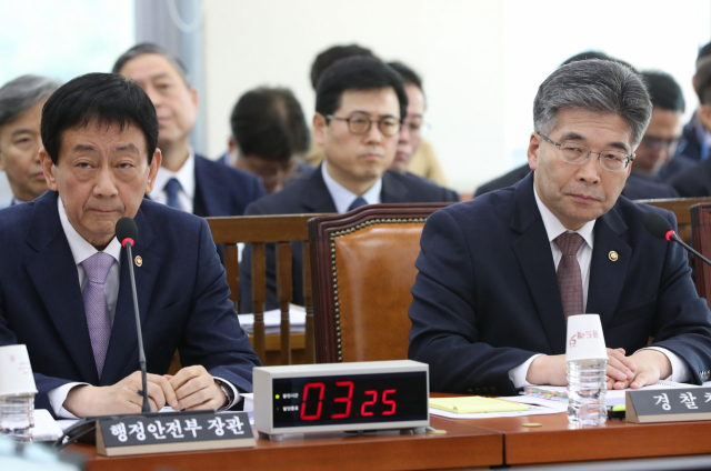 진영 행정안전부 장관(왼쪽)과 민갑룡 경찰청장이 27일 오전 서울 여의도 국회에서 열린 행정안전위원회 전체회의에서 질문받고 있다. 연합뉴스