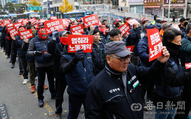 27일 민주노총 대구본부 노동자들이 영남대의료원 해고 노동자 고공농성 150일째를 맞아 반월당에서 영남대의료원까지 행진을 하고 있다. 이들은 대구고용노동청의 제안에 따른 사적 조정이 성과가 없었다며 의료원 해고자 복직과 노조 파괴 진상 규명을 촉구했다. 우태욱 기자 woo@imaeil.com