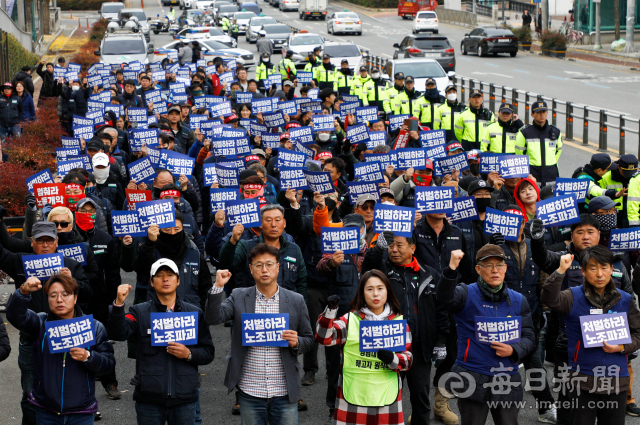 27일 민주노총 대구본부 노동자들이 영남대의료원 해고 노동자 고공농성 150일째를 맞아 반월당에서 영남대의료원까지 행진을 하고 있다. 이들은 대구고용노동청의 제안에 따른 사적 조정이 성과가 없었다며 의료원 해고자 복직과 노조 파괴 진상 규명을 촉구했다. 우태욱 기자 woo@imaeil.com