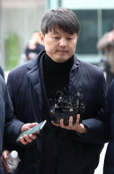 금융위원회 재직 당시 업체들로부터 뇌물 등을 받고 편의를 봐줬다는 의혹을 받는 유재수 전 부산시 경제부시장이 27일 서울 송파구 서울동부지법으로 영장실질심사를 받기 위해 출석하고 있다. 연합뉴스