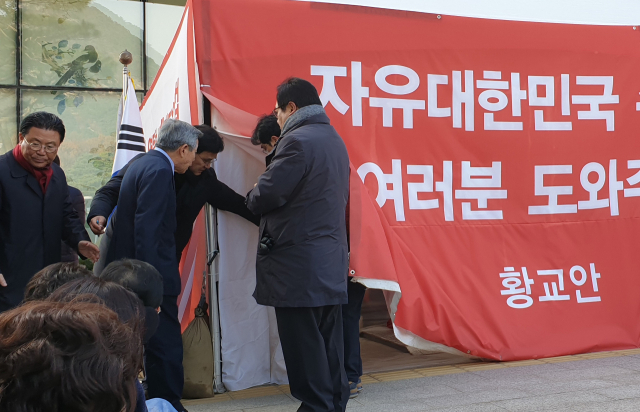 유인태 국회 사무총장(가운데)이 27일 청와대 앞 분수대광장 천막에서 8일째 단식 중인 황교안 대표를 만나기 위해 천막으로 들어가고 있다. 연합뉴스