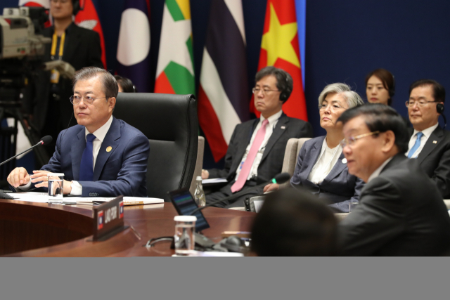 문재인 대통령이 27일 오전 부산 누리마루에서 열린 제1차 한·메콩 정상회의에서 정상들의 발언을 듣고 있다. 연합뉴스