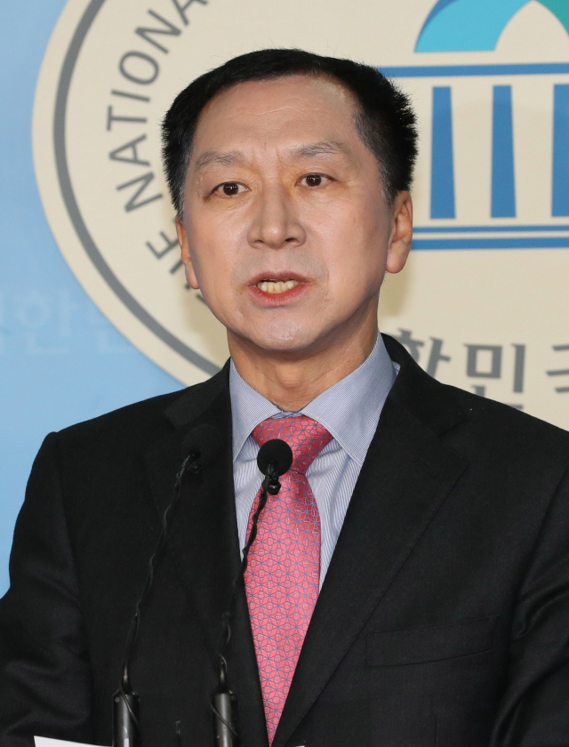 자유한국당 소속 김기현 전 울산시장이 27일 오전 국회 정론관에서 기자회견을 열고 자신이 경찰 수사를 받으면서 낙선했던 지난해 6·13 지방선거에 권력기관이 개입했다는 의혹을 제기하고 있다. 연합뉴스